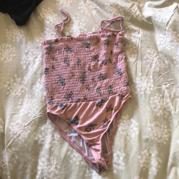 Adorable pink with petite flowers bodysuit. - Picture 4 of 4